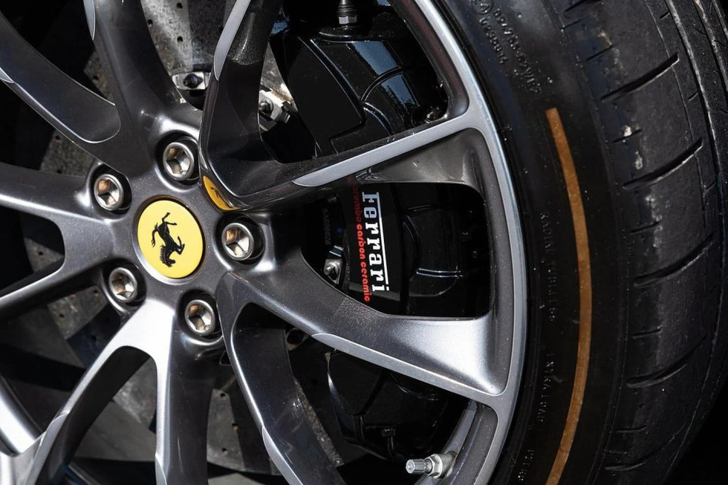 Ferrari 812 Competizione - фото 38