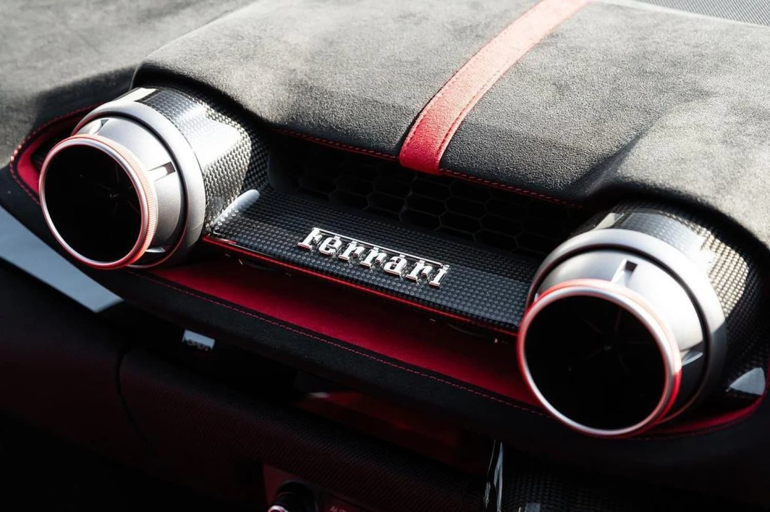 Ferrari 812 Competizione - фото 25