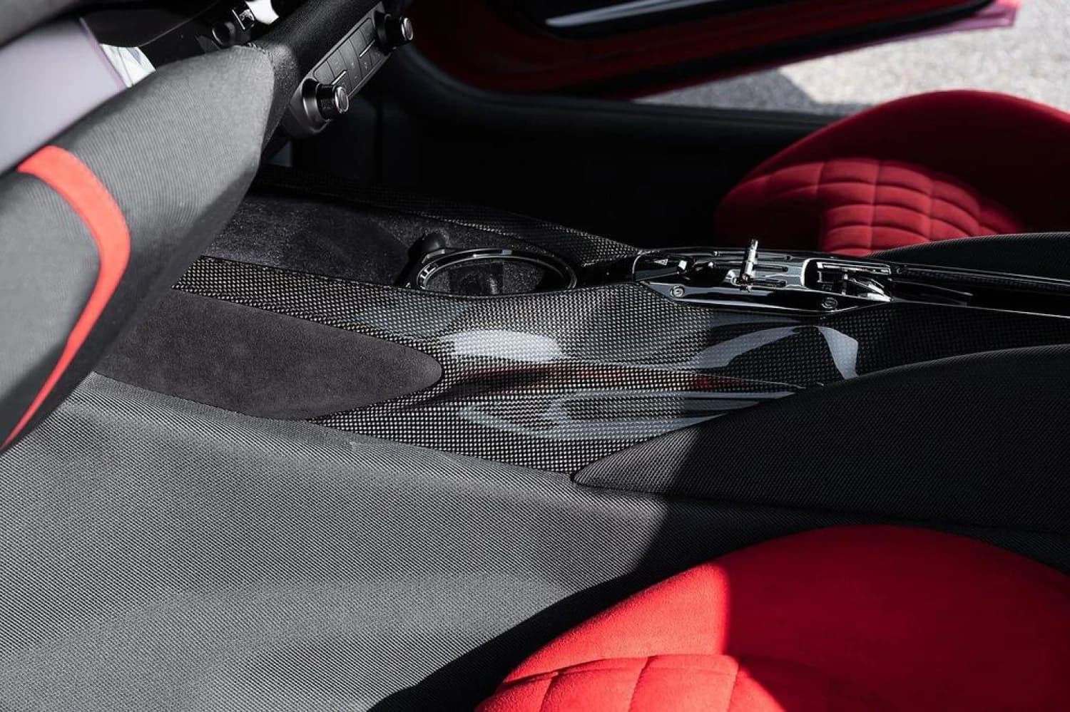 Ferrari 812 Competizione - фото 21