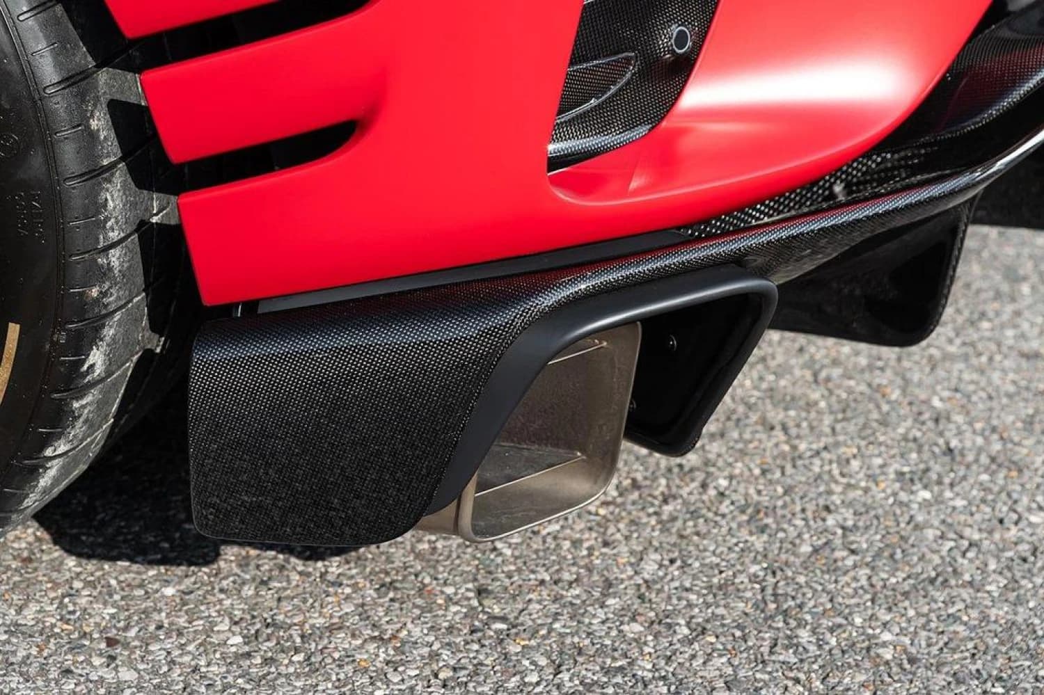 Ferrari 812 Competizione - фото 12