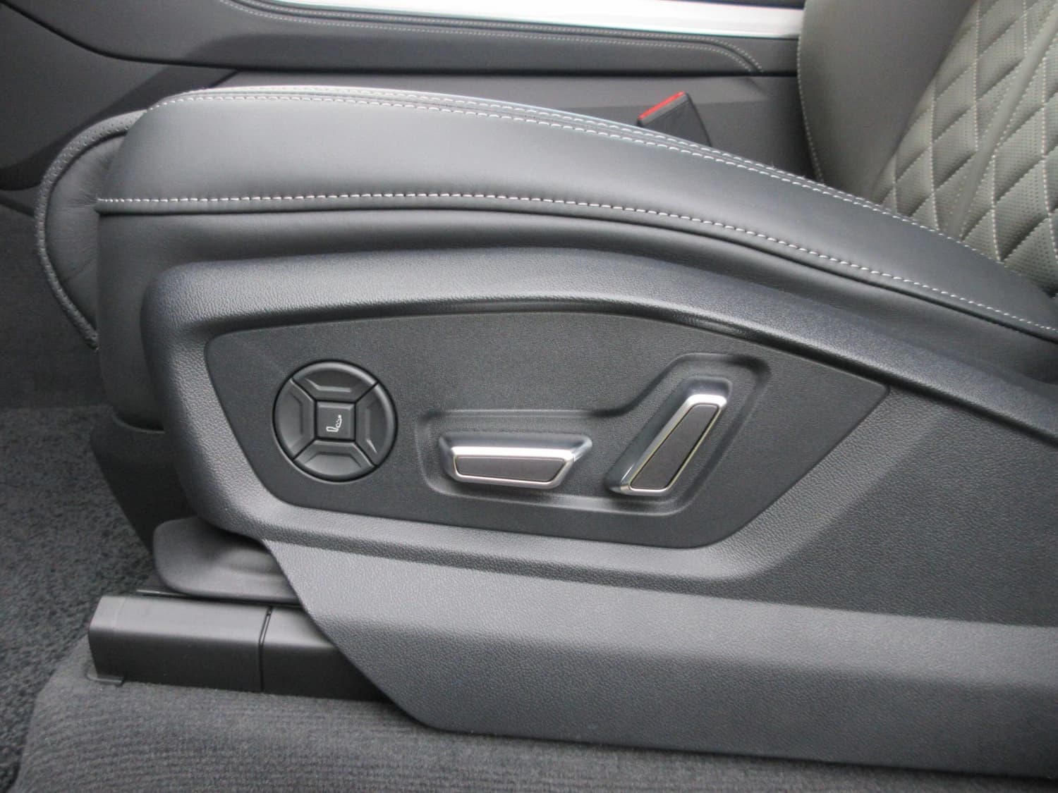 Audi Q8 - фото 13