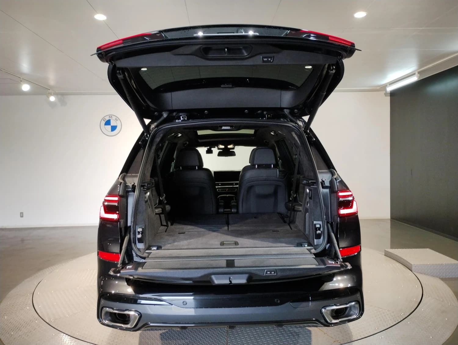 BMW X7 40d - фото 16