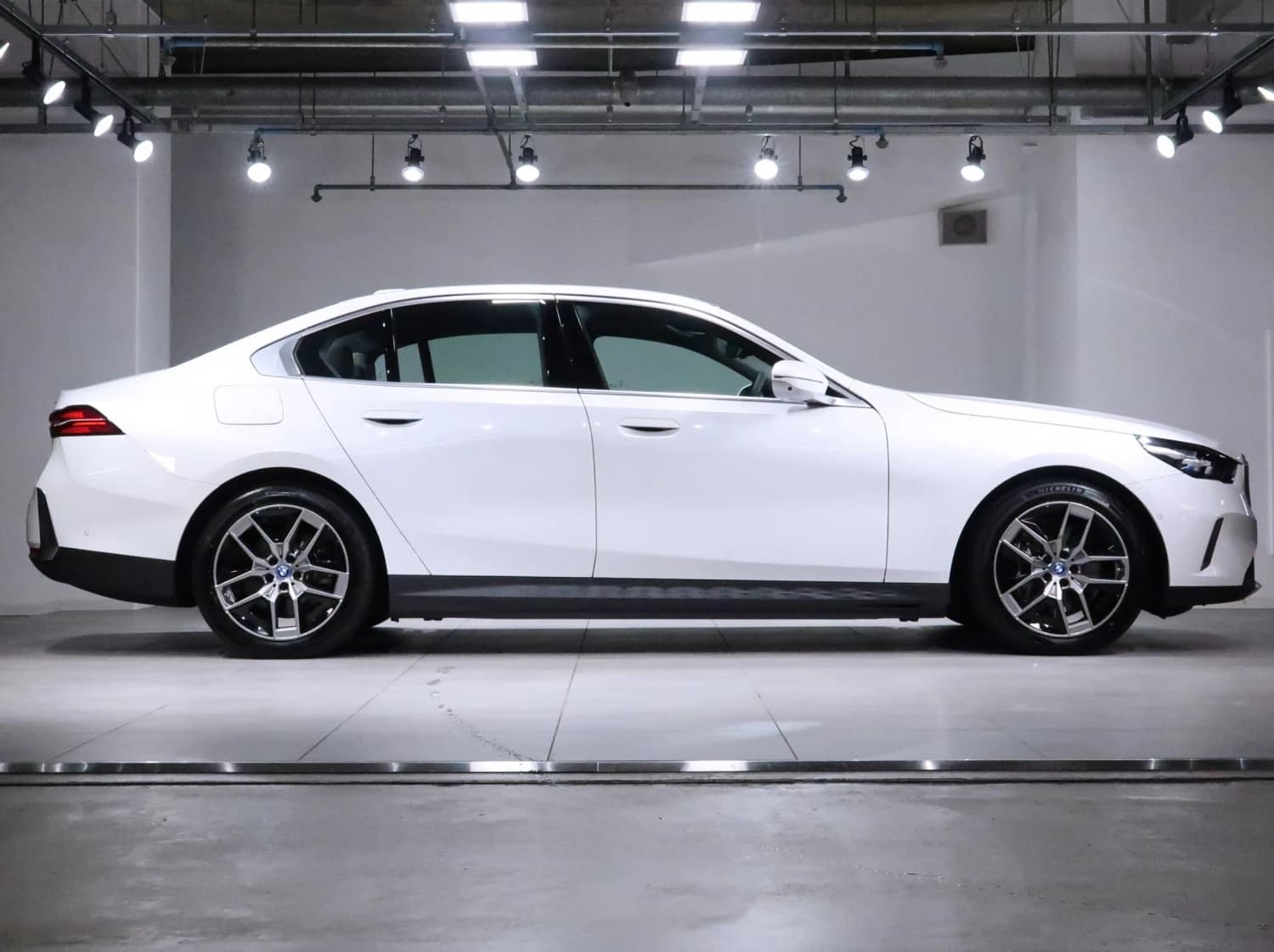 BMW i5 eDrive 40 - фото 5