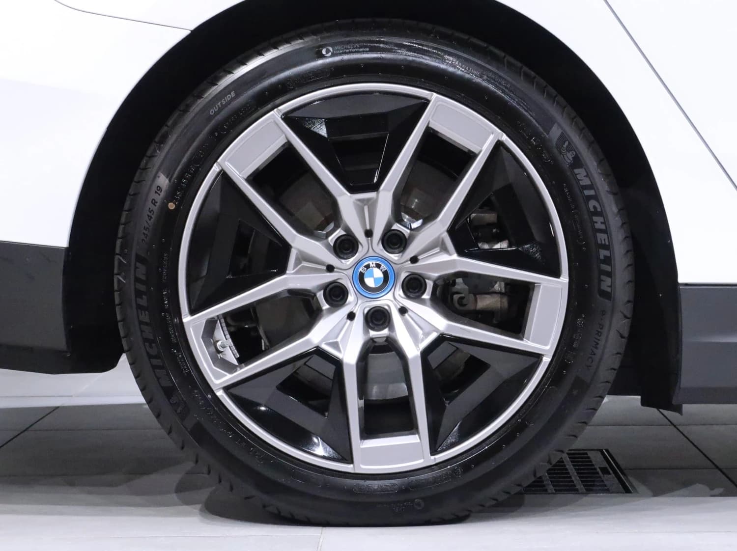 BMW i5 eDrive 40 - фото 14
