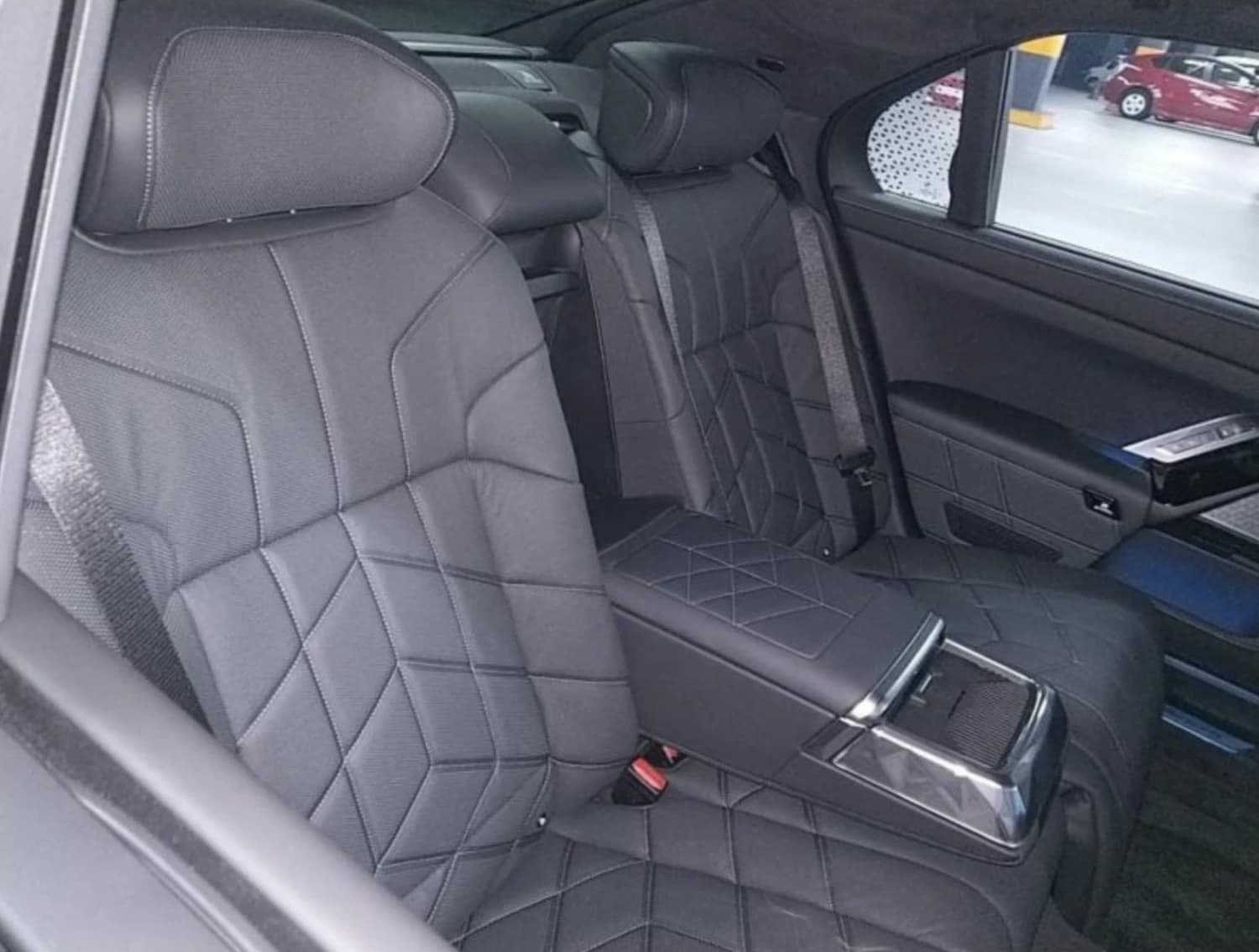 BMW i7 M70 - фото 6