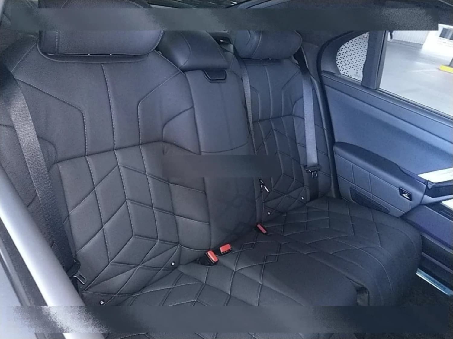 BMW i7 M70 - фото 7