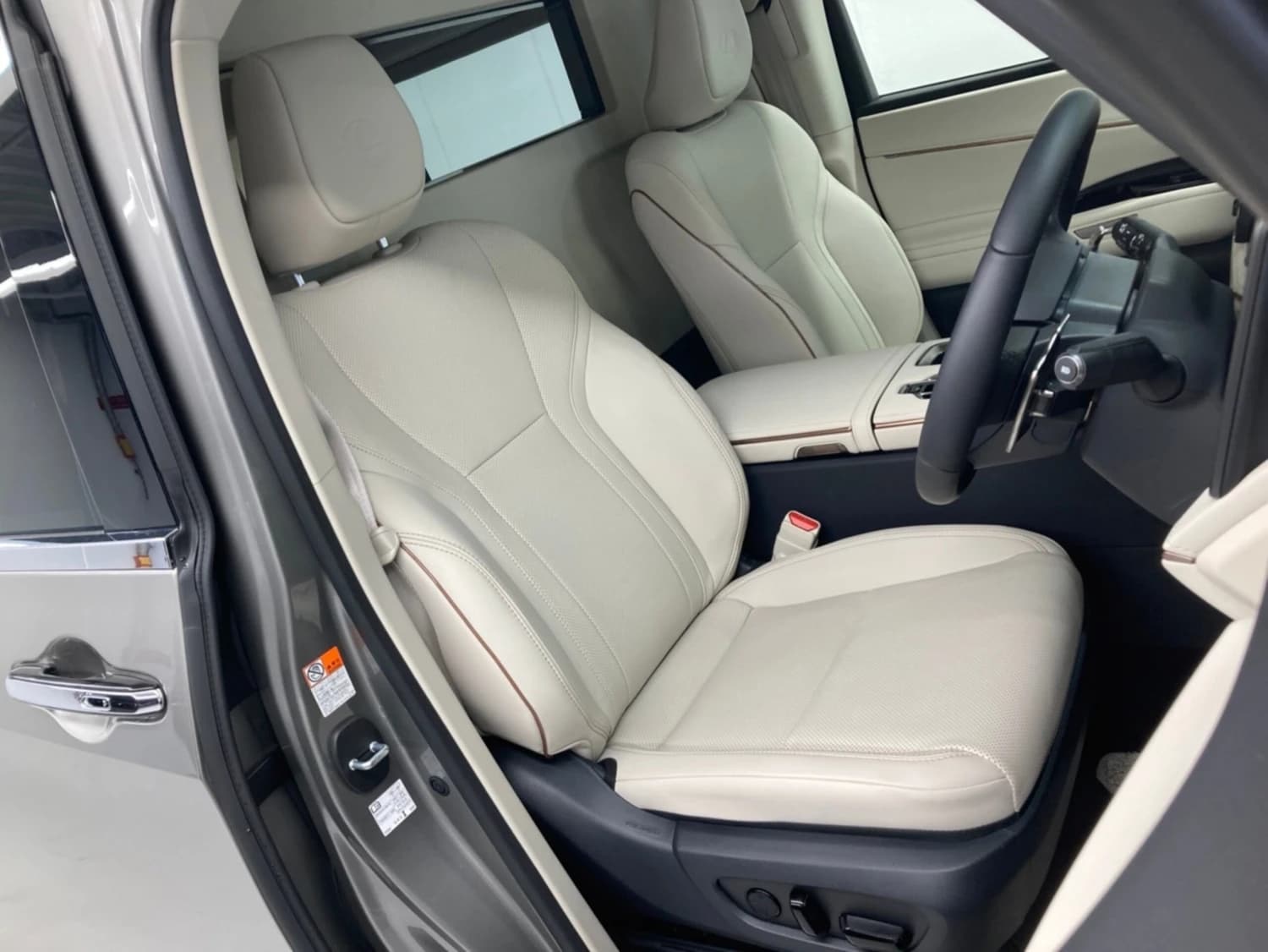 Lexus LM 500h - фото 2