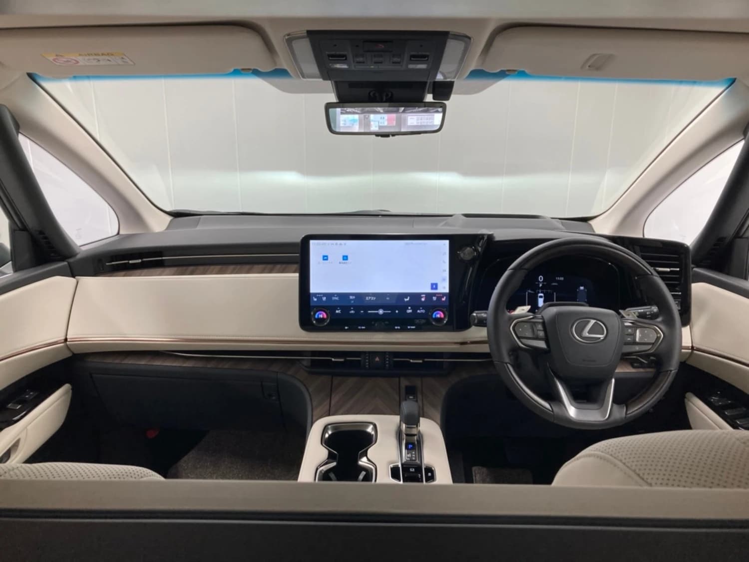 Lexus LM 500h - фото 3