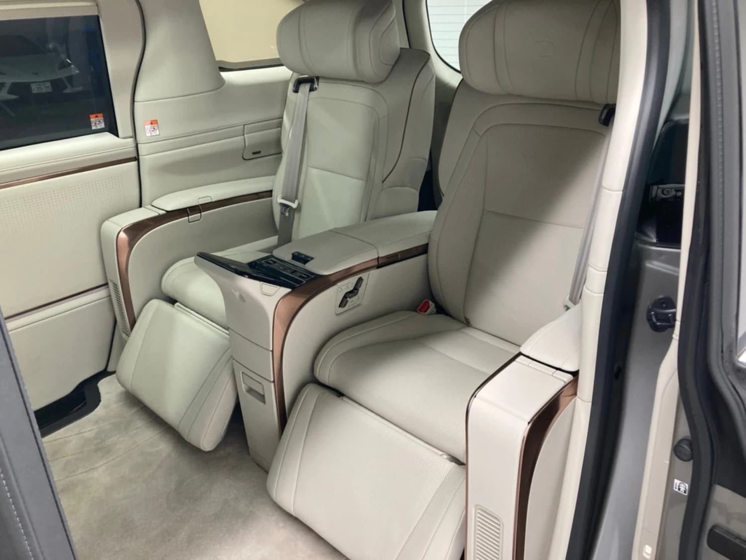 Lexus LM 500h - фото 5