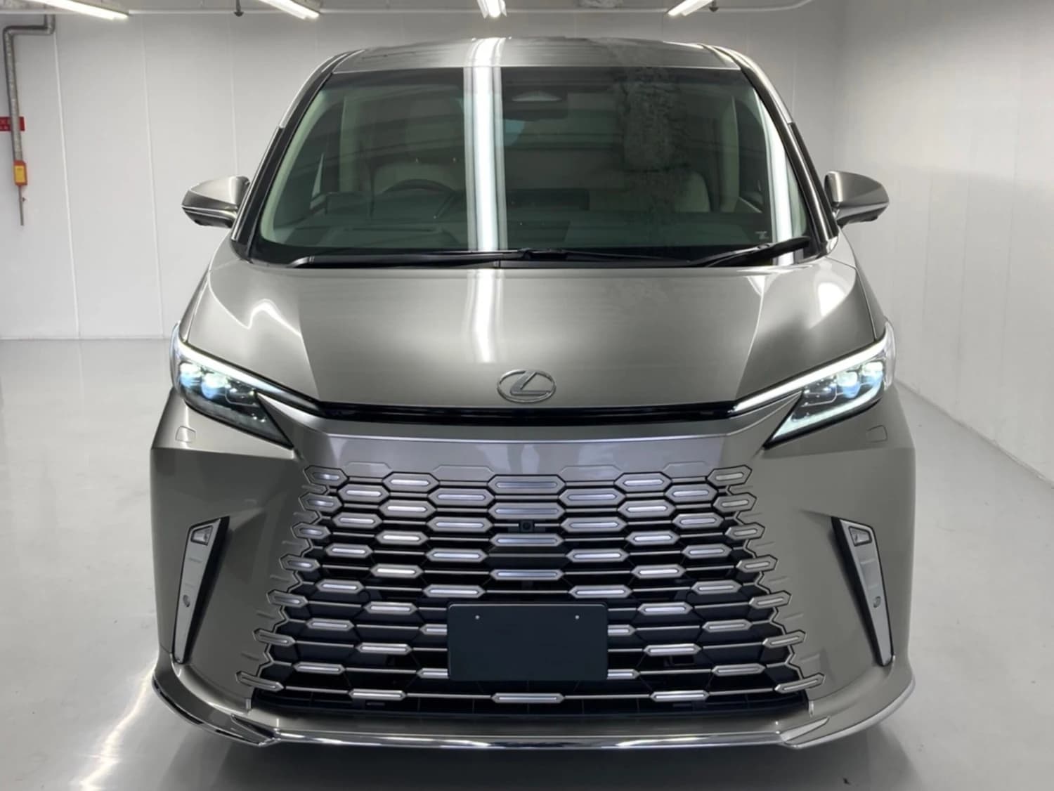 Lexus LM 500h - фото 7