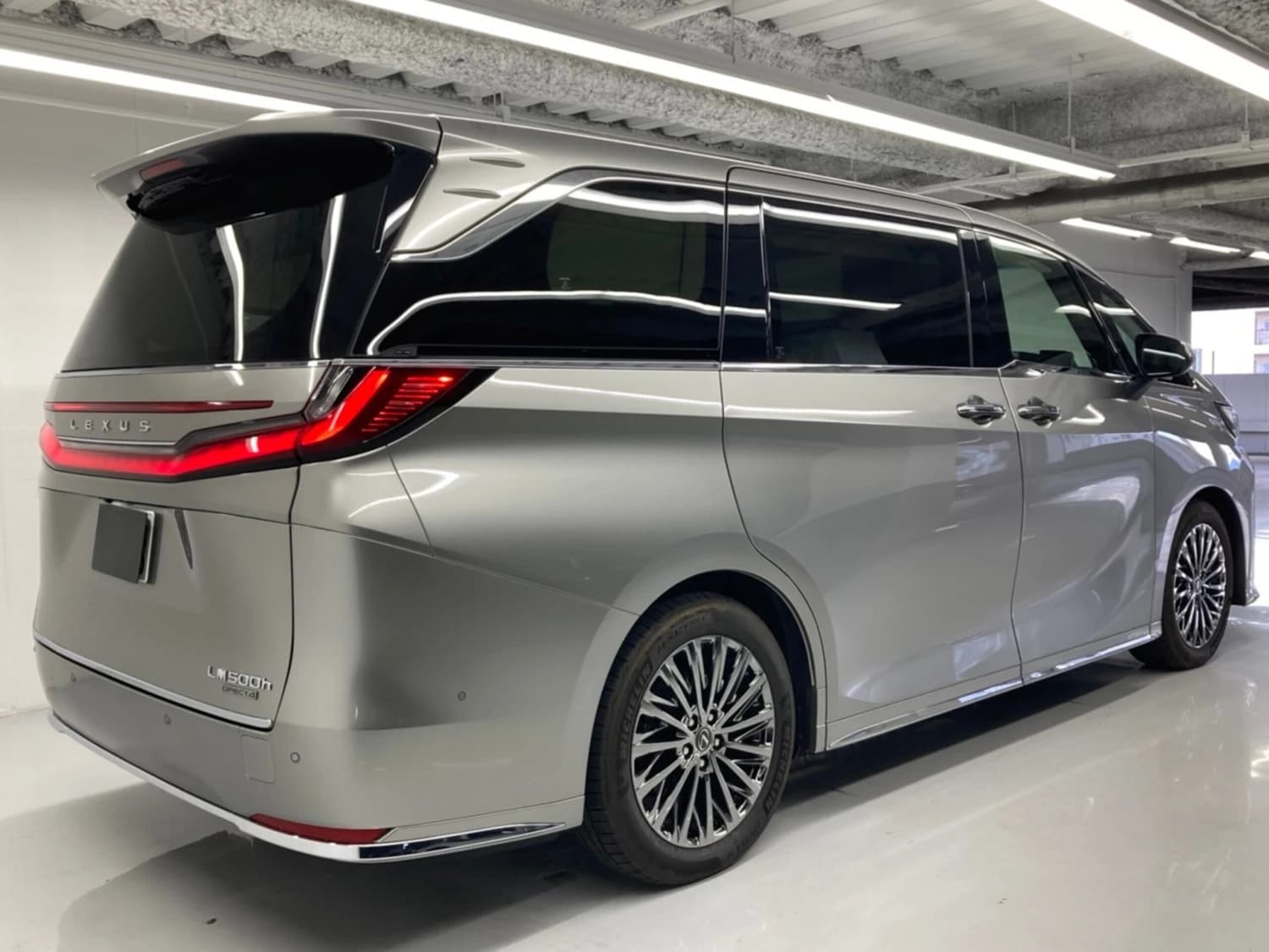 Lexus LM 500h - фото 8