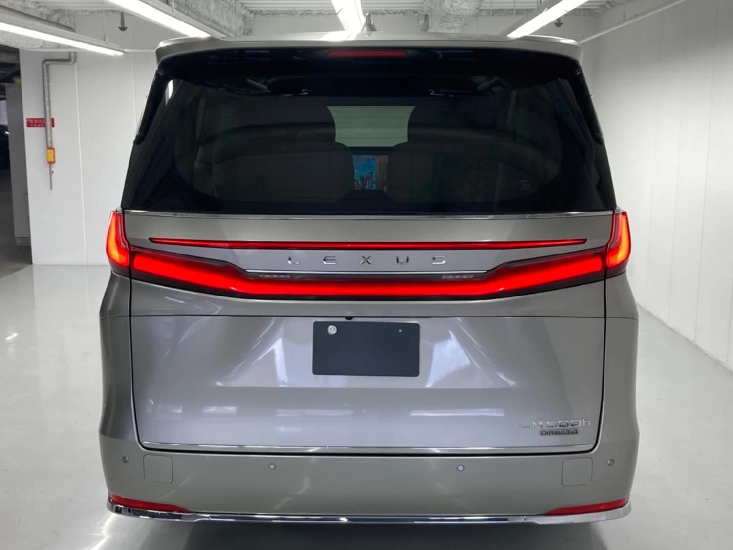 Lexus LM 500h - фото 9