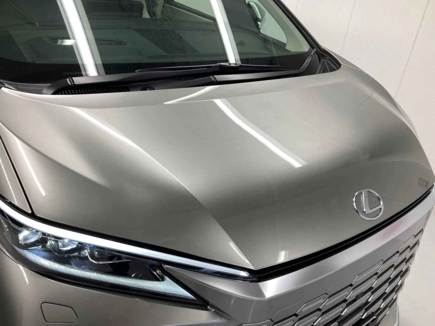 Lexus LM 500h - фото 10