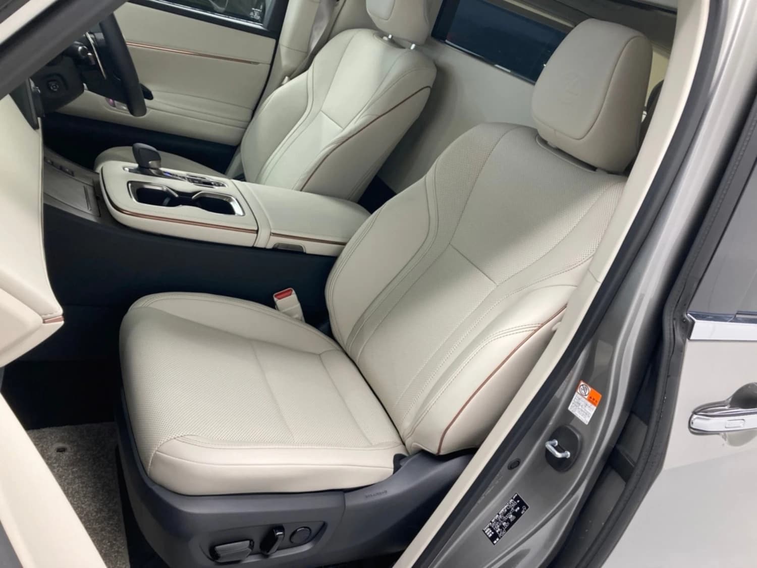 Lexus LM 500h - фото 12