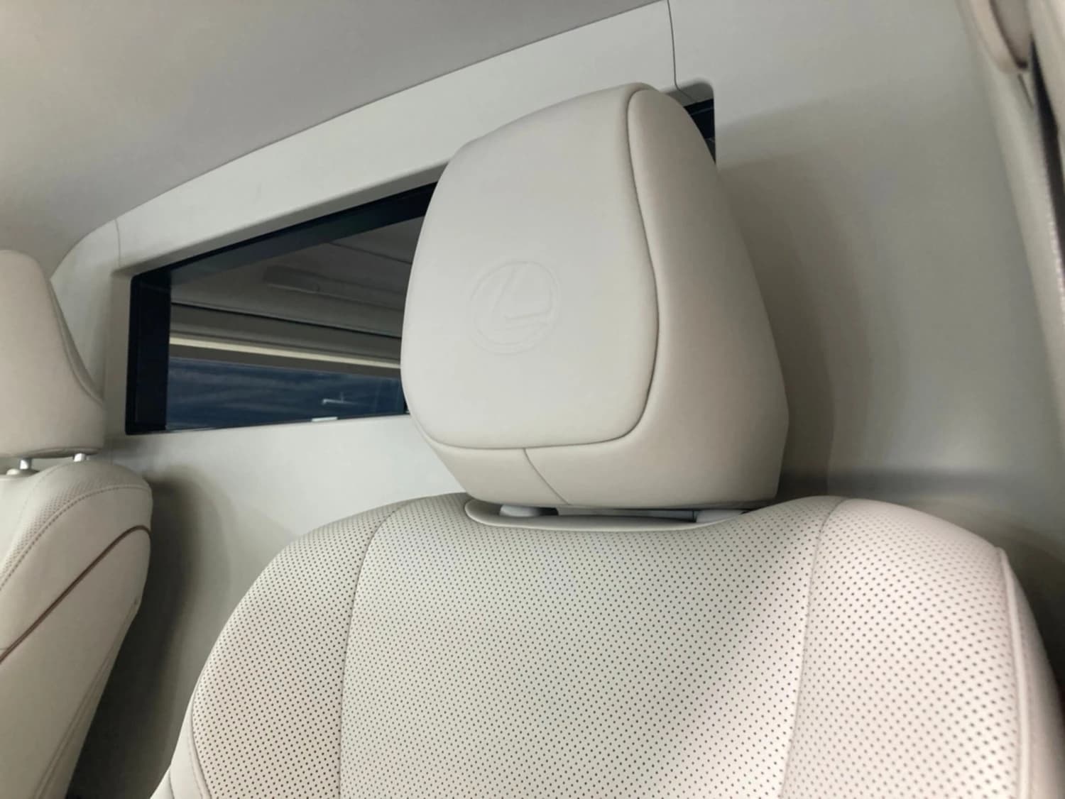 Lexus LM 500h - фото 15