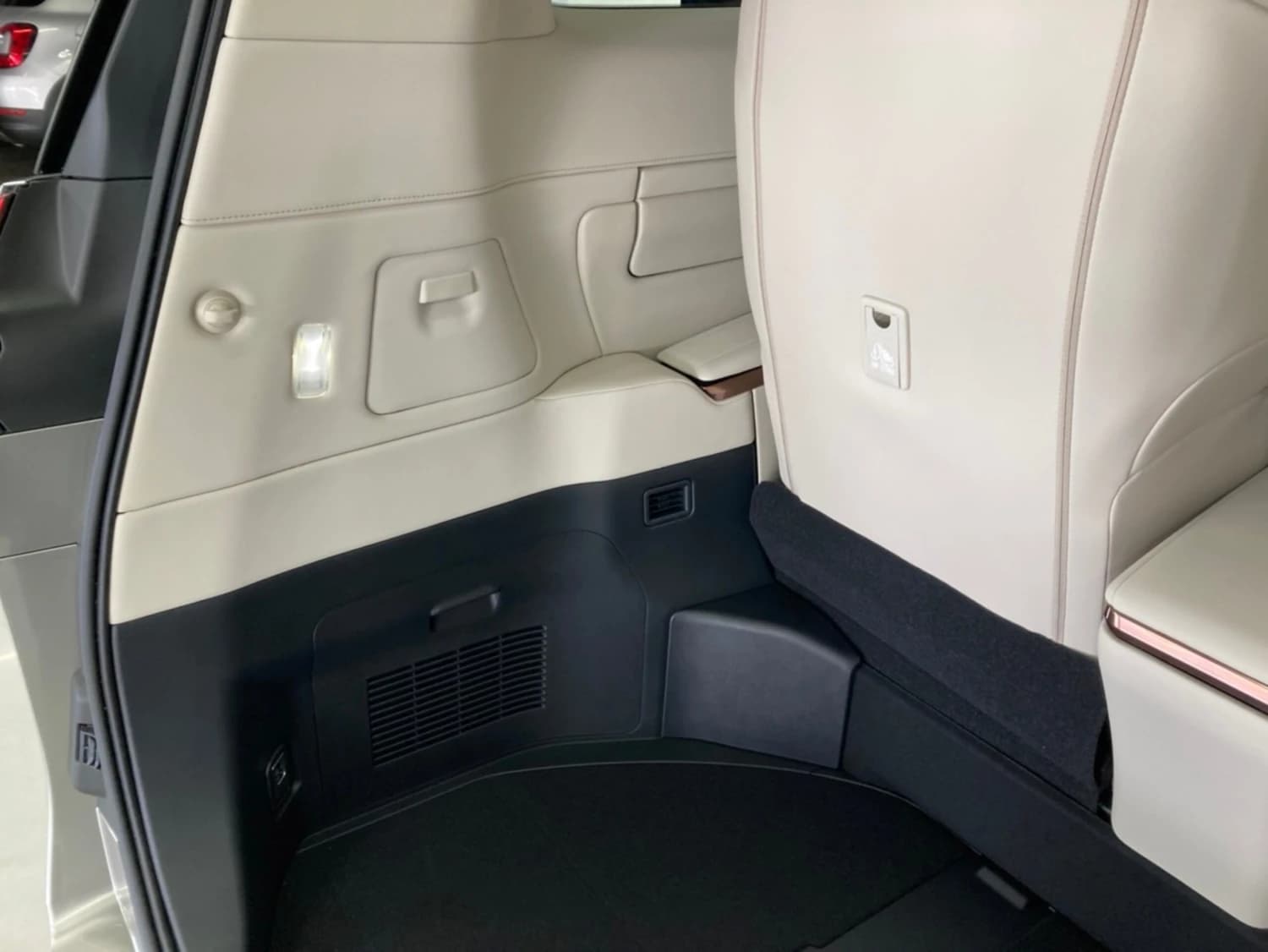 Lexus LM 500h - фото 17