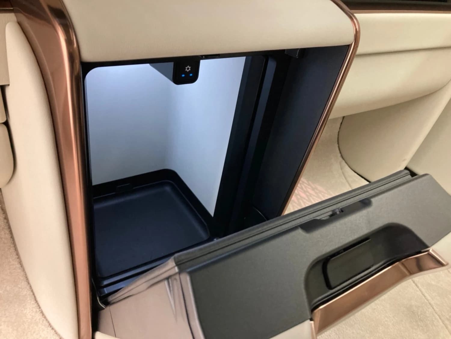 Lexus LM 500h - фото 20