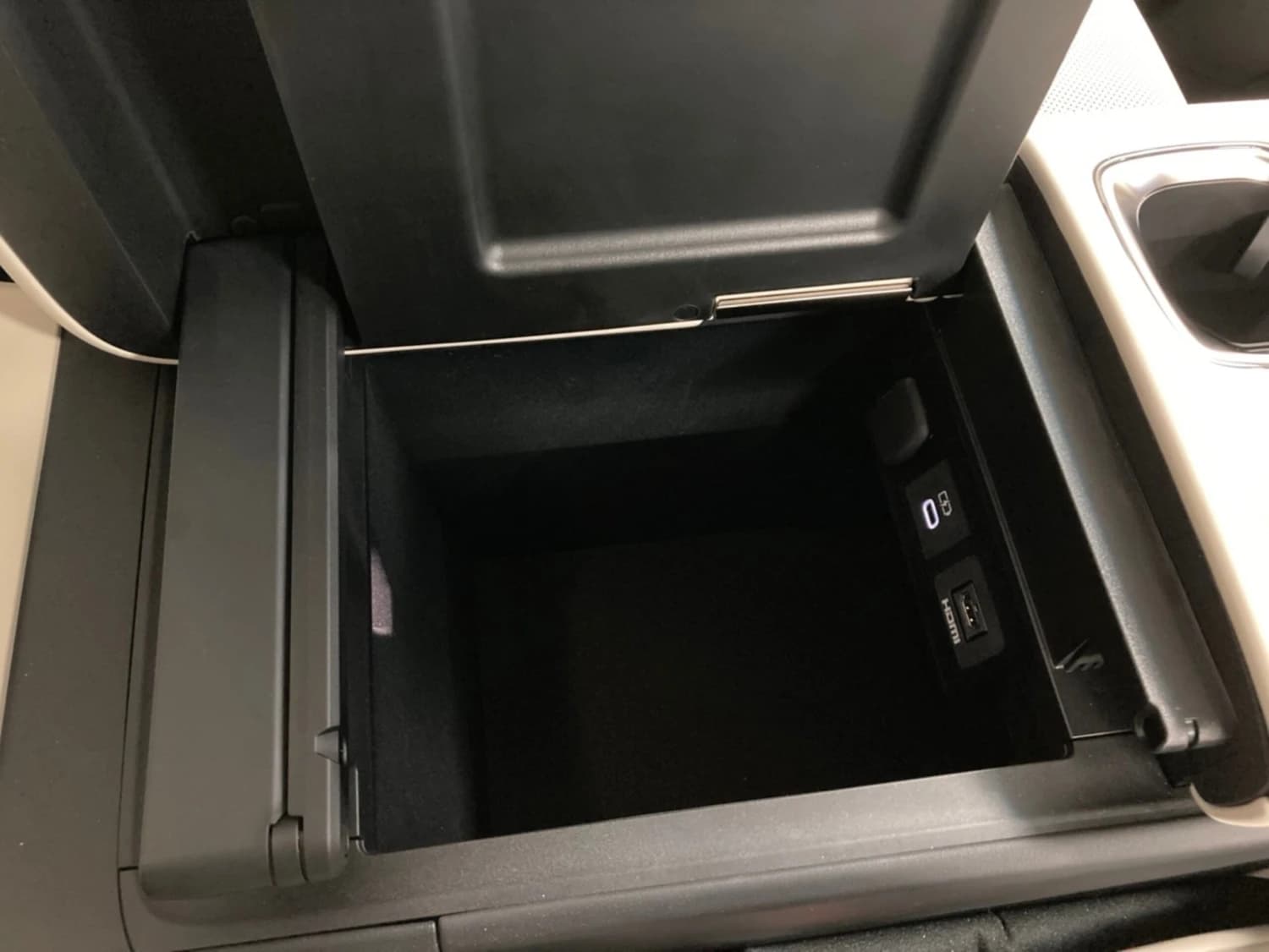 Lexus LM 500h - фото 21