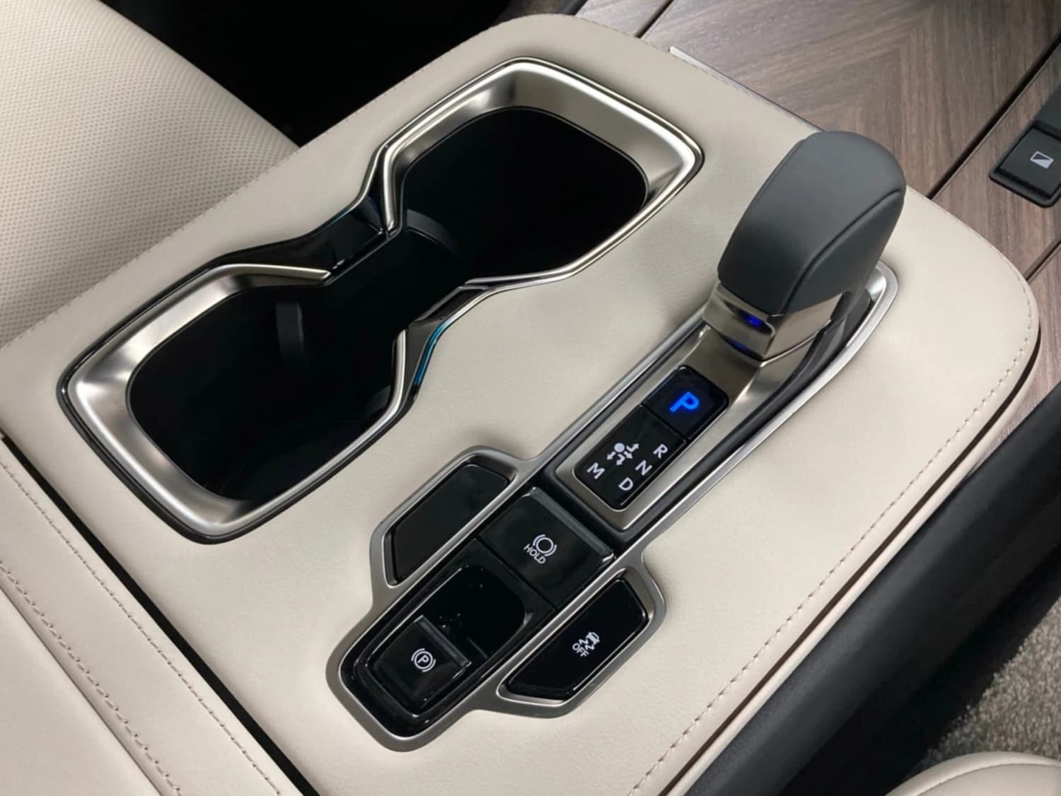 Lexus LM 500h - фото 22