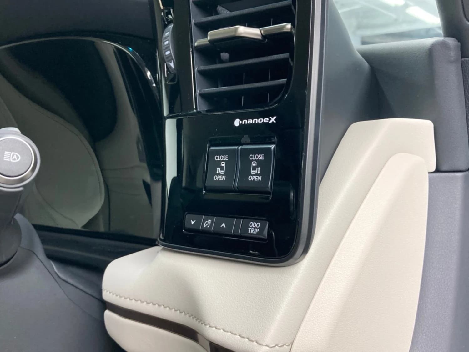 Lexus LM 500h - фото 24