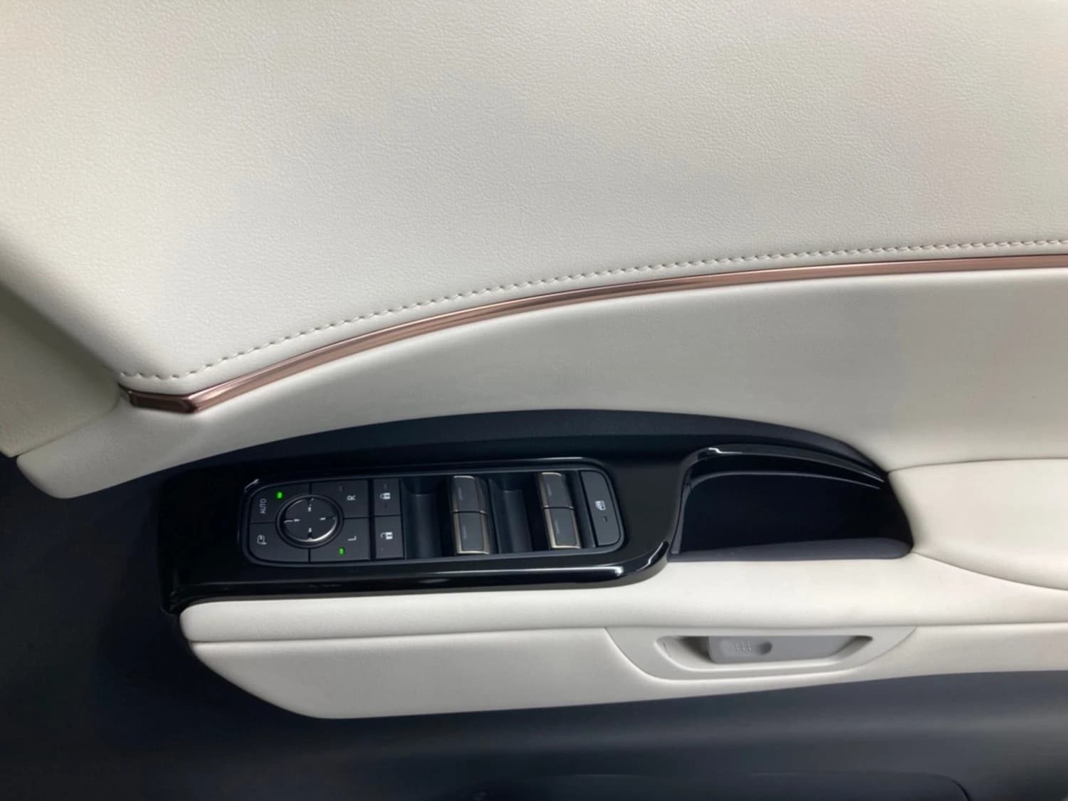 Lexus LM 500h - фото 25