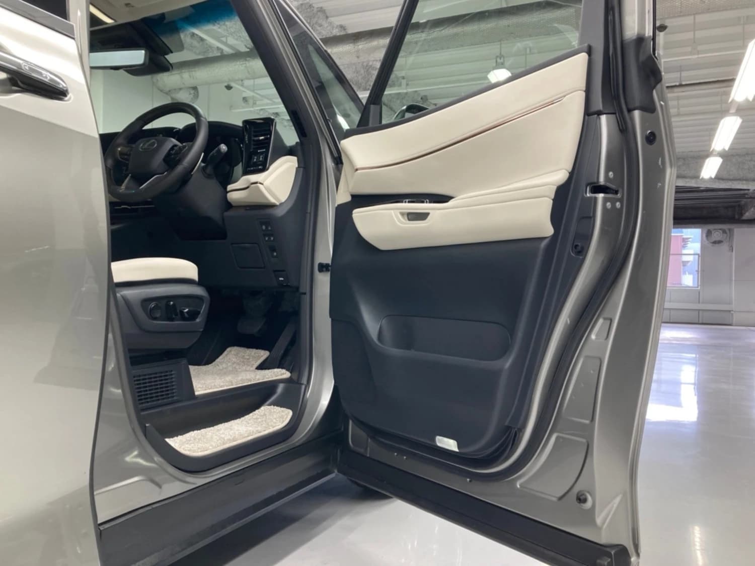 Lexus LM 500h - фото 27