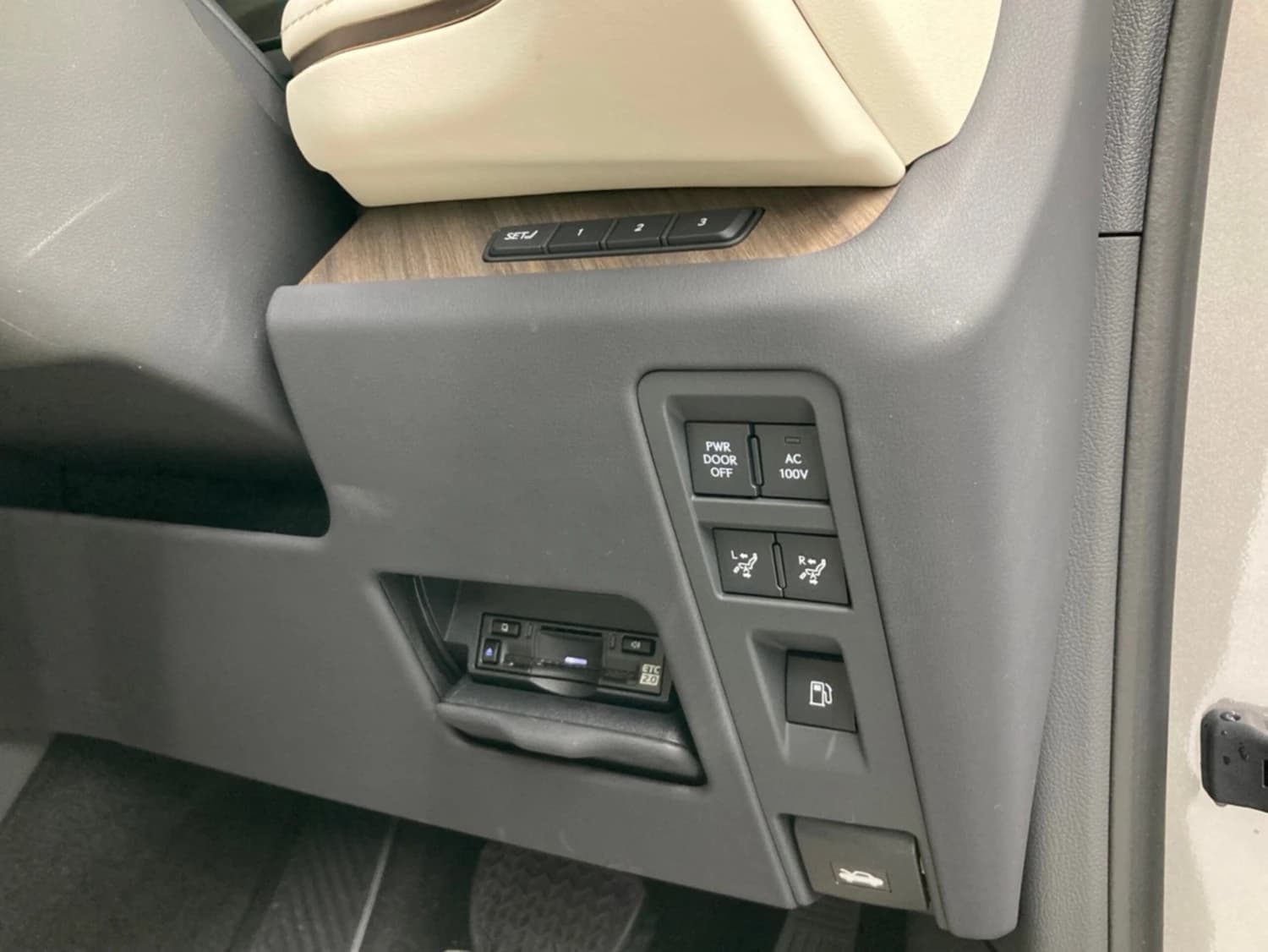 Lexus LM 500h - фото 29