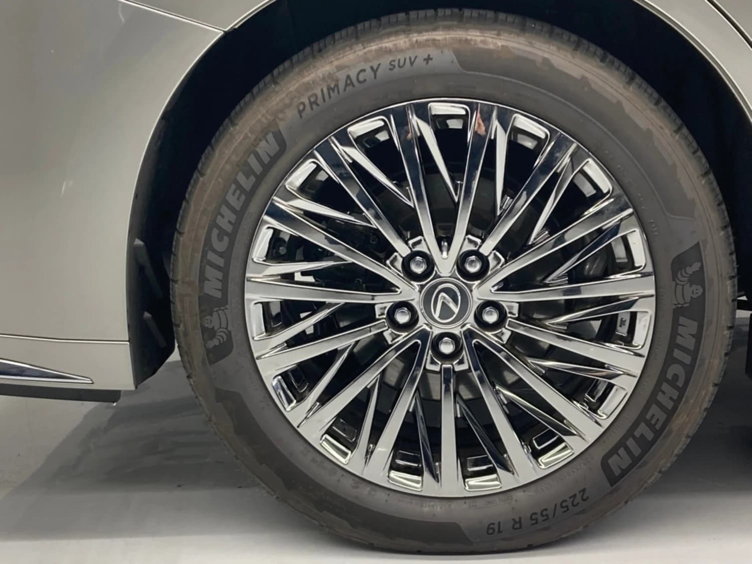 Lexus LM 500h - фото 30