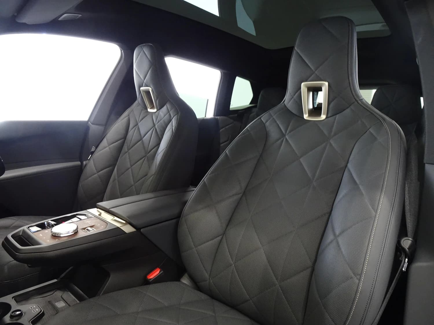 BMW iX M60 - фото 12