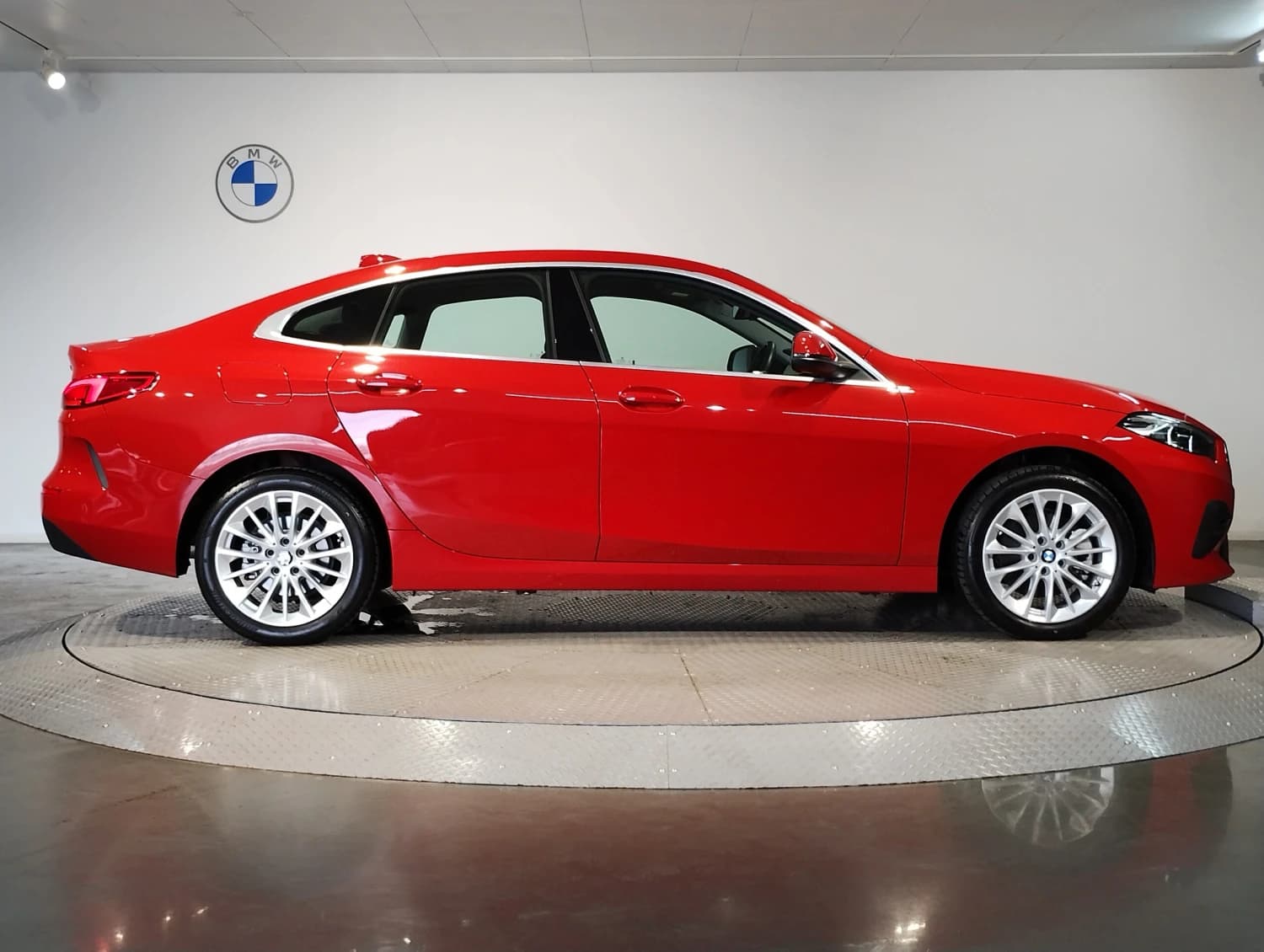 BMW 2 series 218ι - фото 8