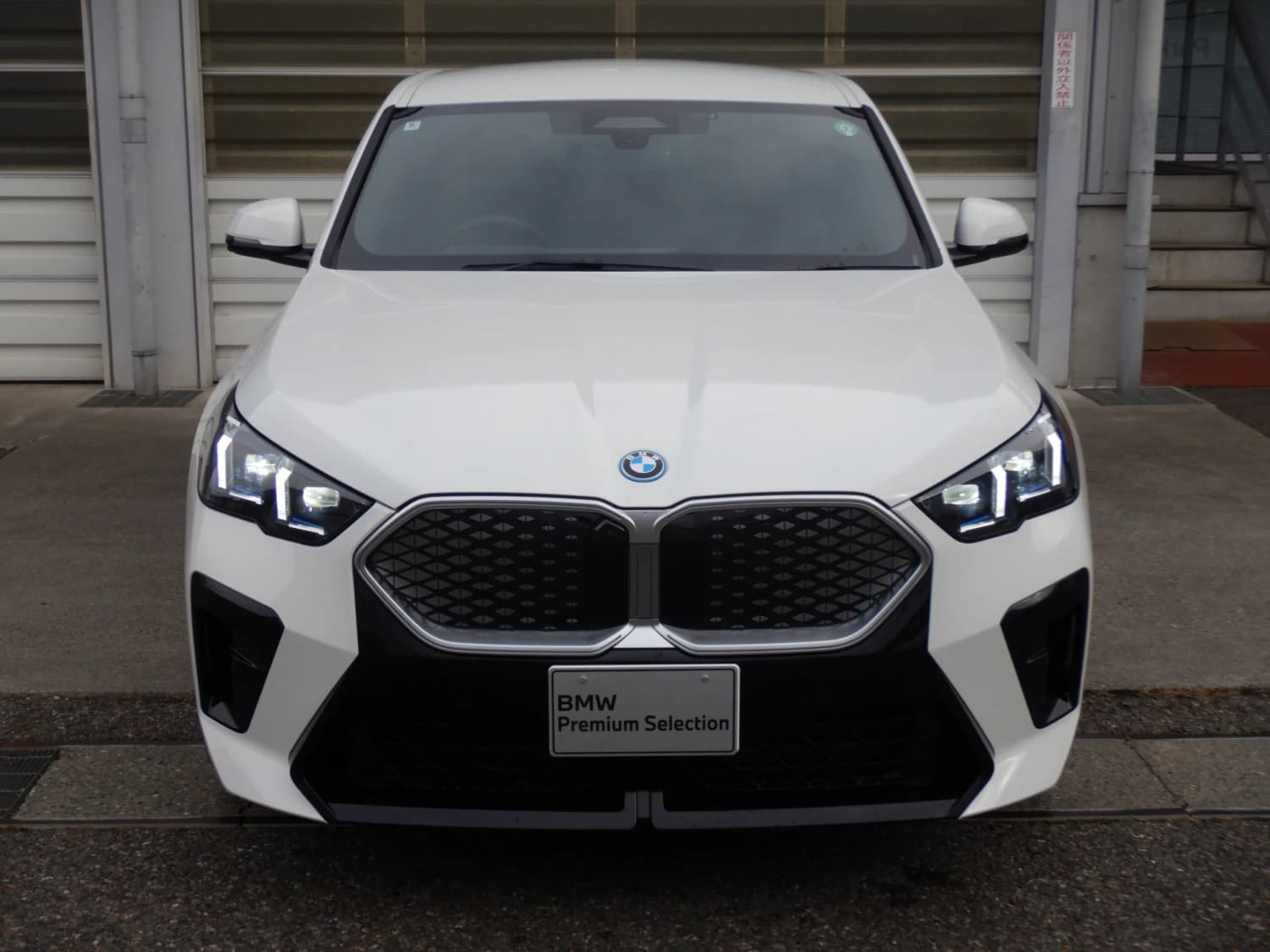 BMW iX2 xDrive 30 - фото 2