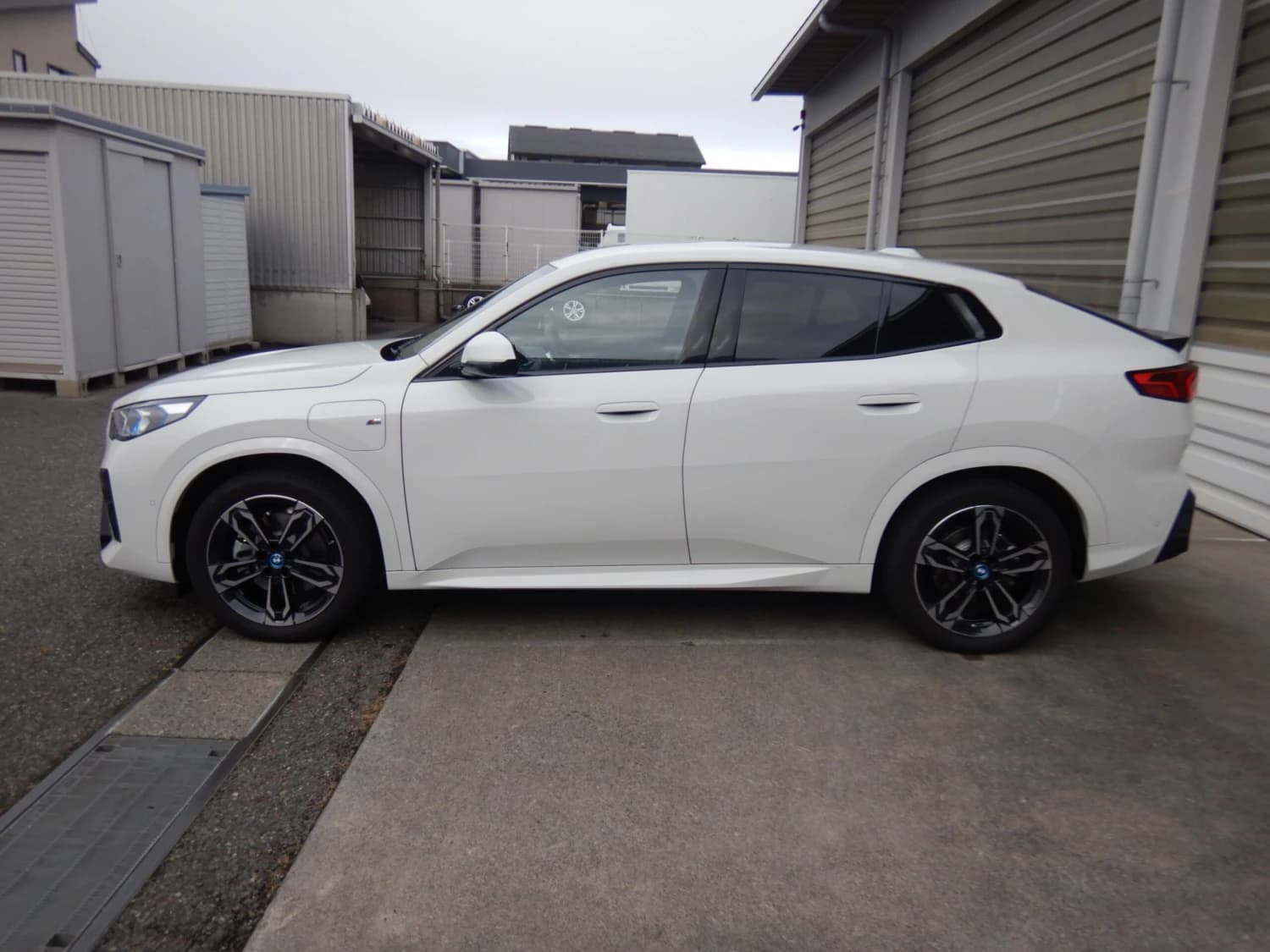 BMW iX2 xDrive 30 - фото 8