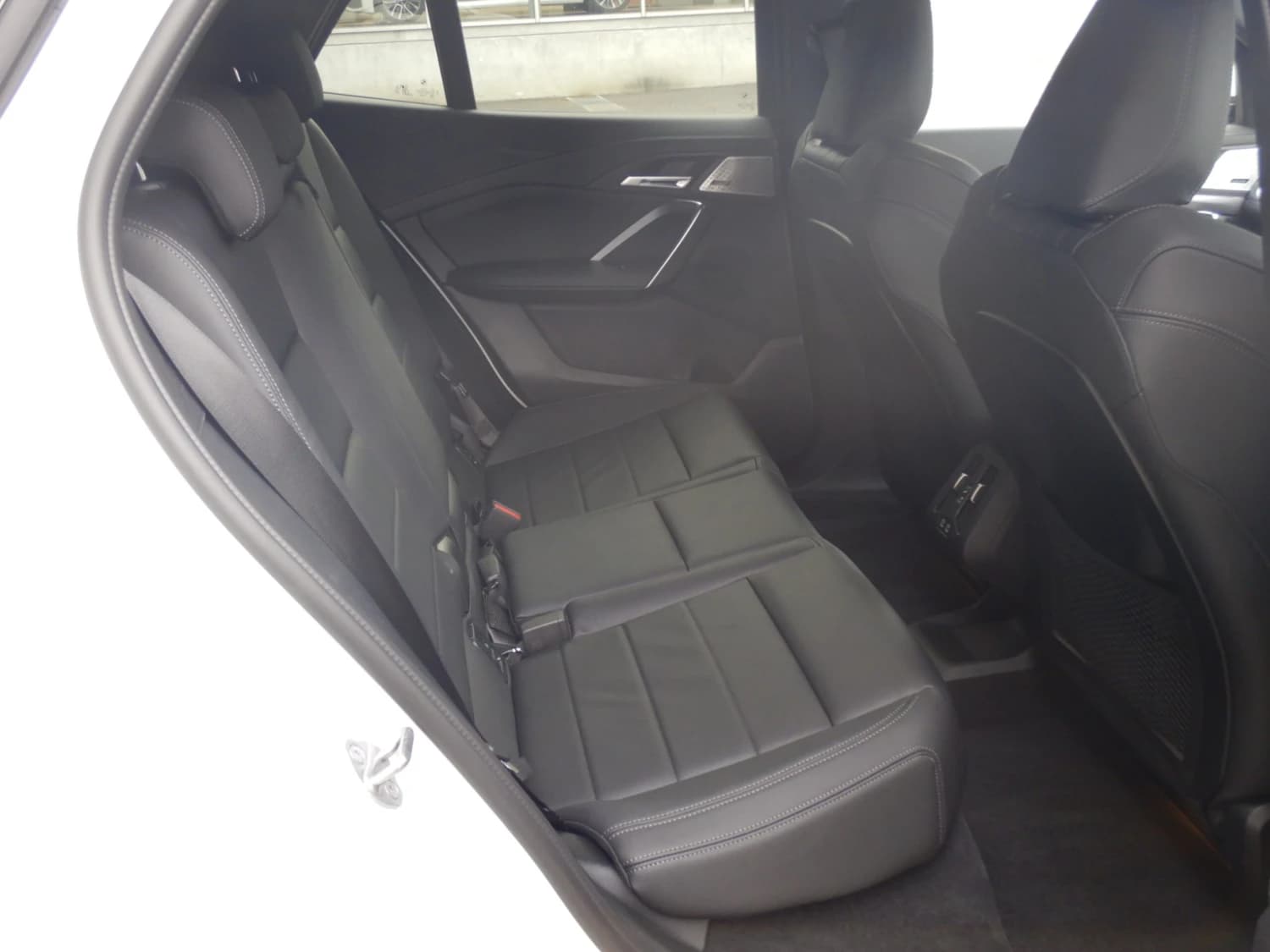 BMW iX2 xDrive 30 - фото 9