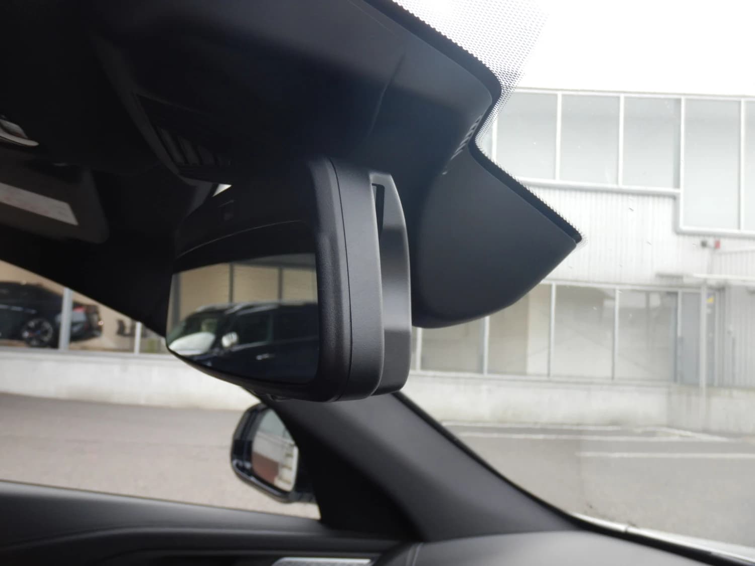 BMW iX2 xDrive 30 - фото 16