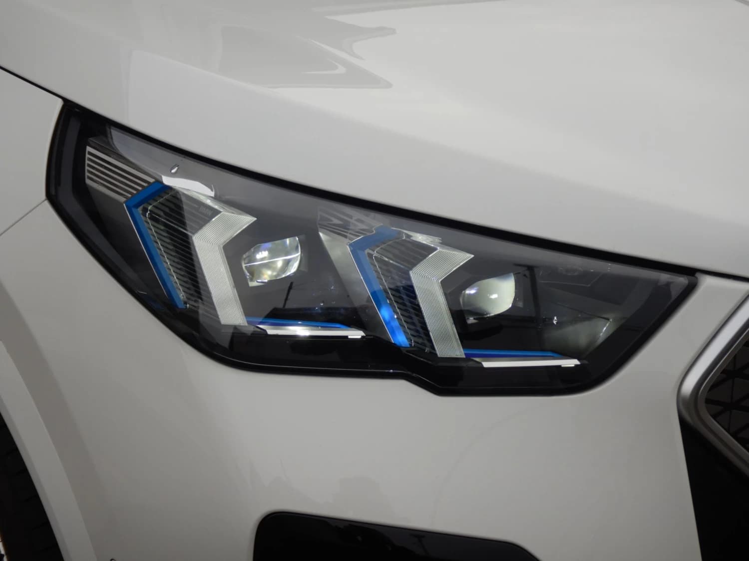 BMW iX2 xDrive 30 - фото 22