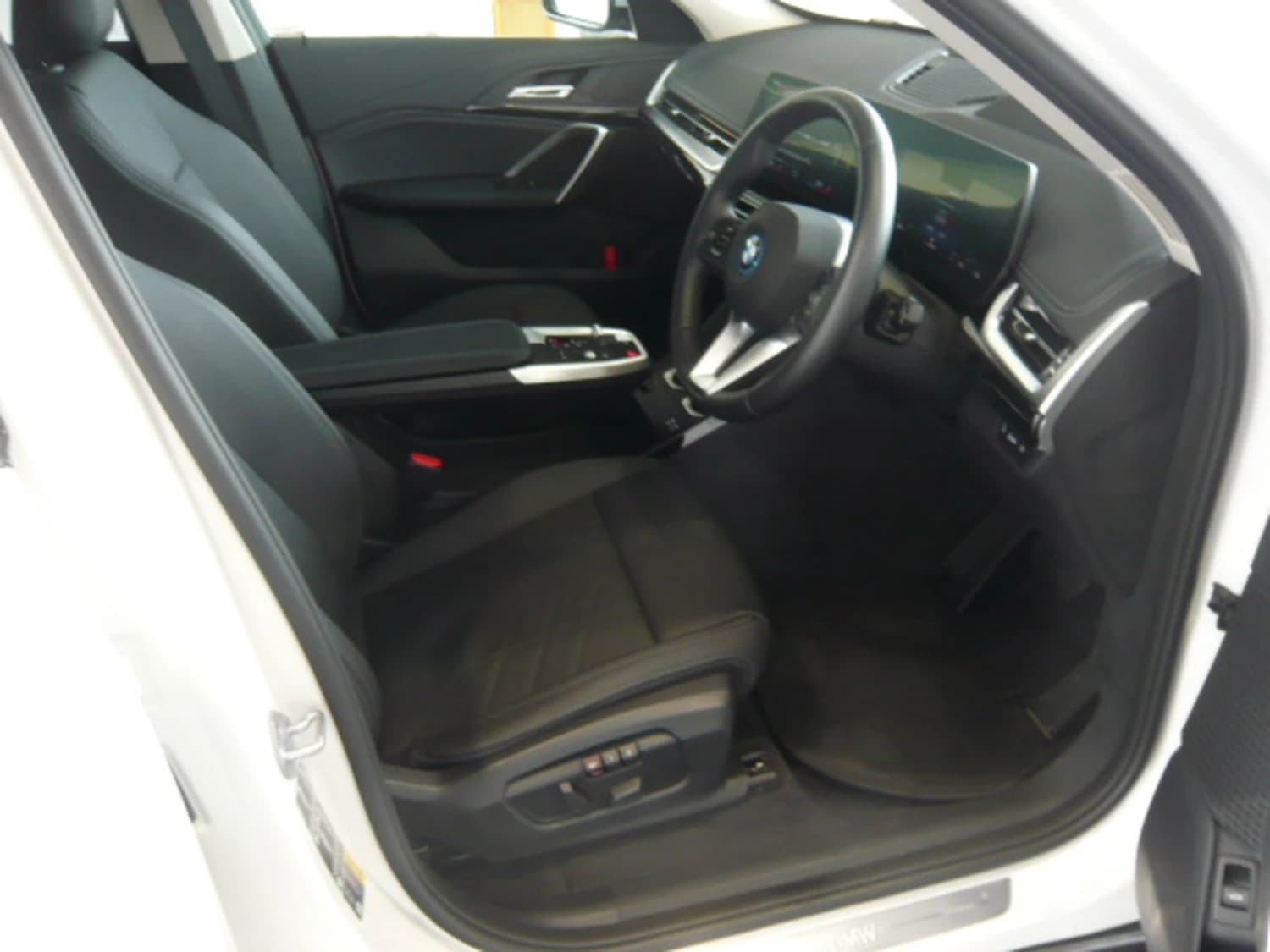 BMW iX1 xDrive 30 - фото 3