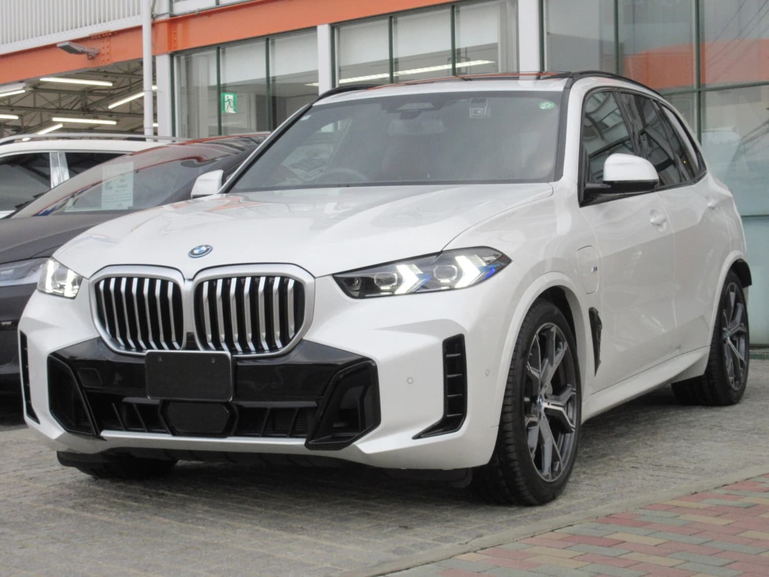 BMW X5 50e M Sport - фото 4
