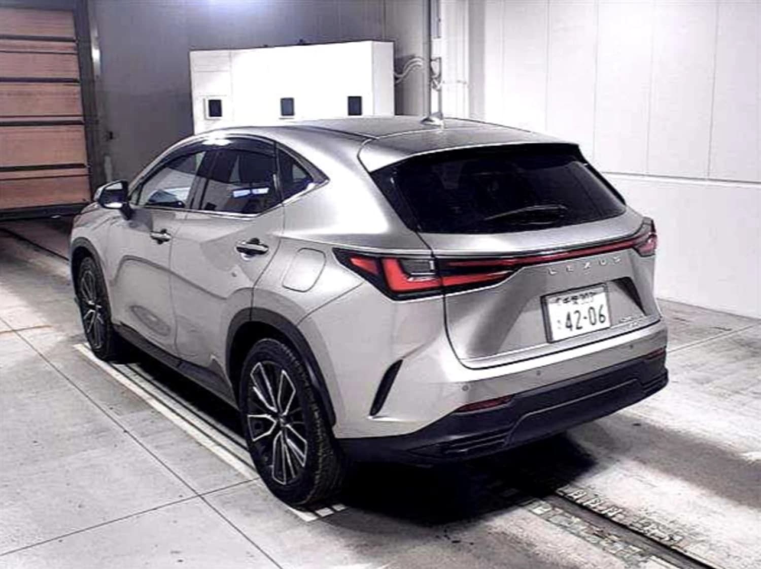 Lexus NX 450h+ - фото 4