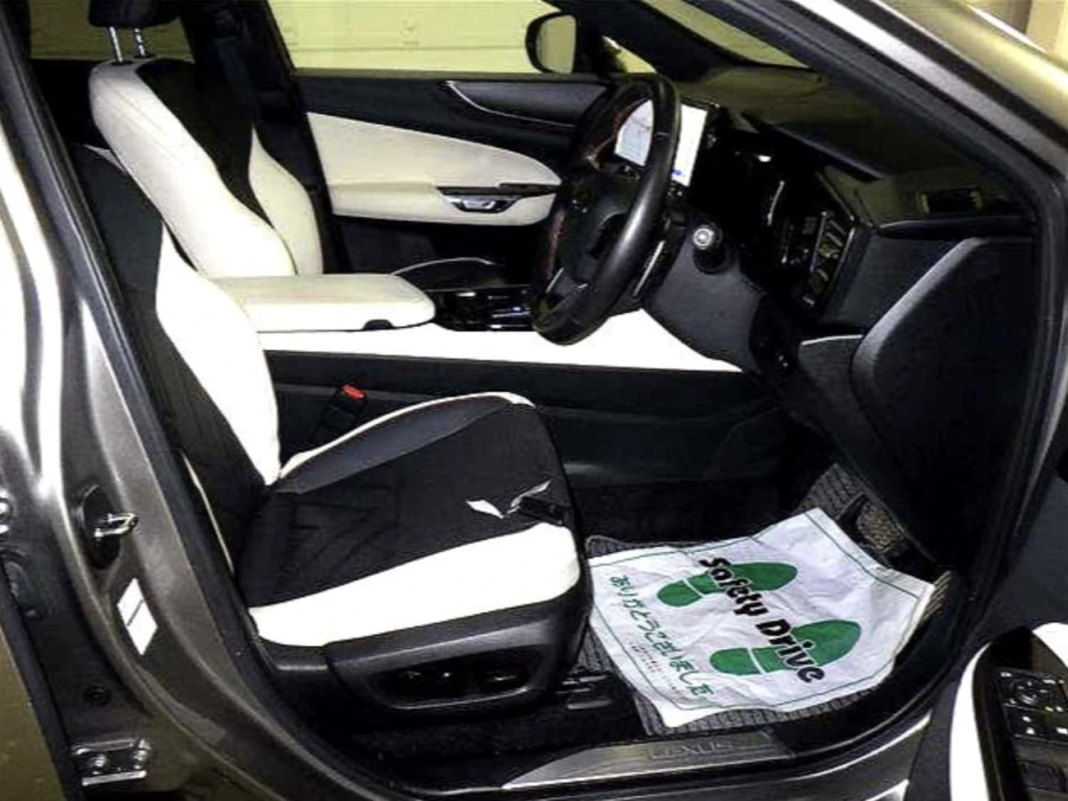 Lexus NX 450h+ - фото 3