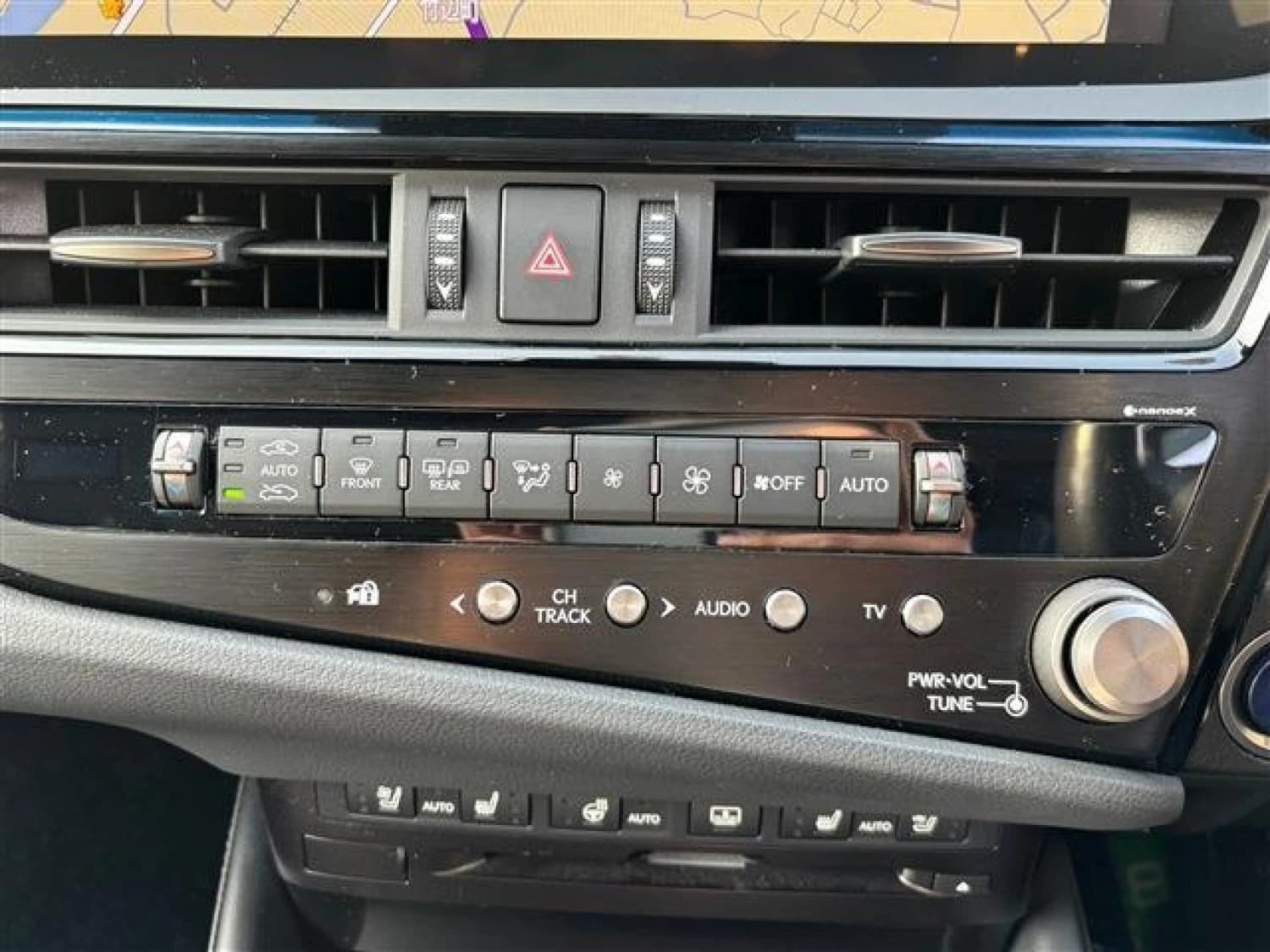 Lexus ES 300h - фото 21