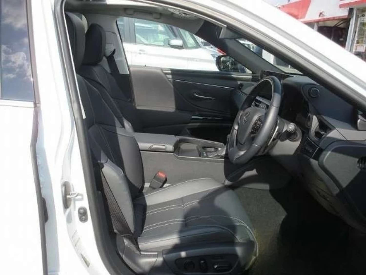 Lexus ES 300h Version L - фото 2