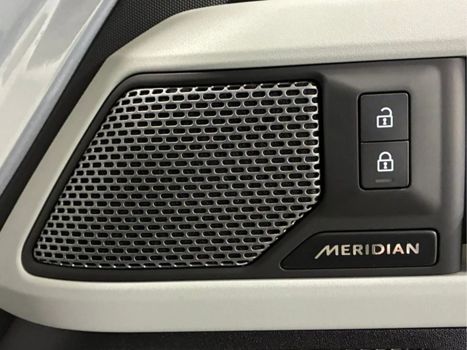 Land Rover Defender D300 X-Dynamic SE - фото 34