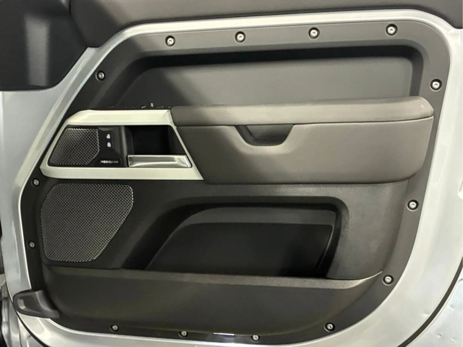 Land Rover Defender D300 X-Dynamic SE - фото 35