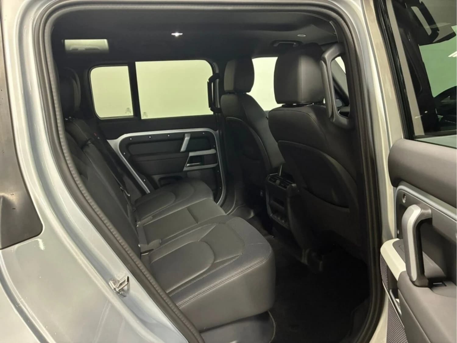 Land Rover Defender D300 X-Dynamic SE - фото 37