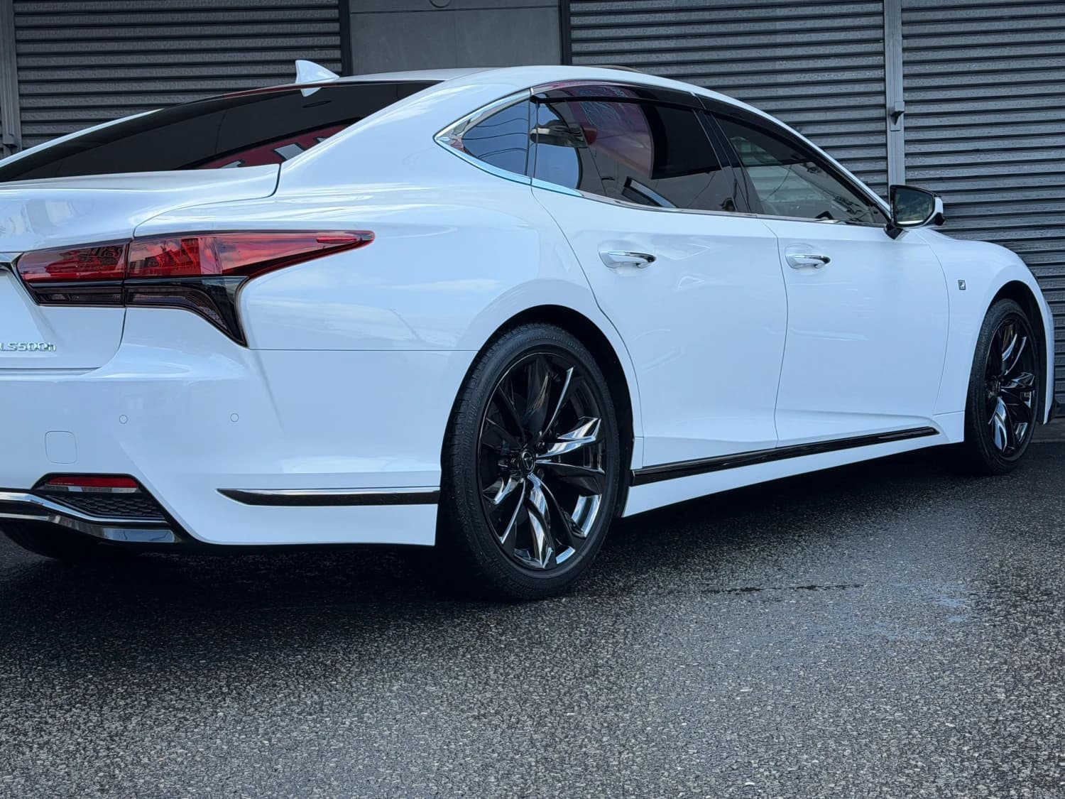 Lexus LS 500h F Sport - фото 10