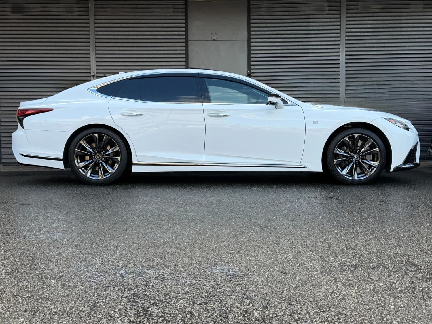 Lexus LS 500h F Sport - фото 11