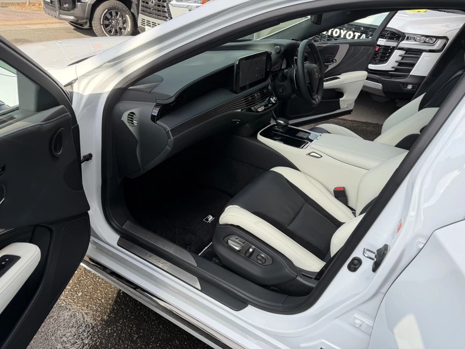 Lexus LS 500h F Sport - фото 13