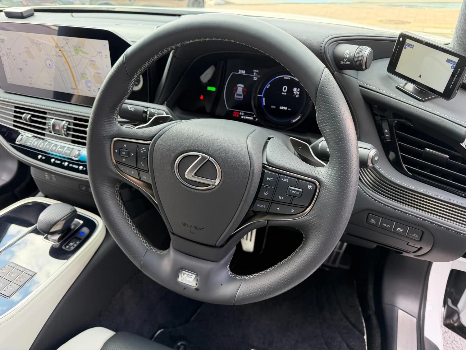 Lexus LS 500h F Sport - фото 16