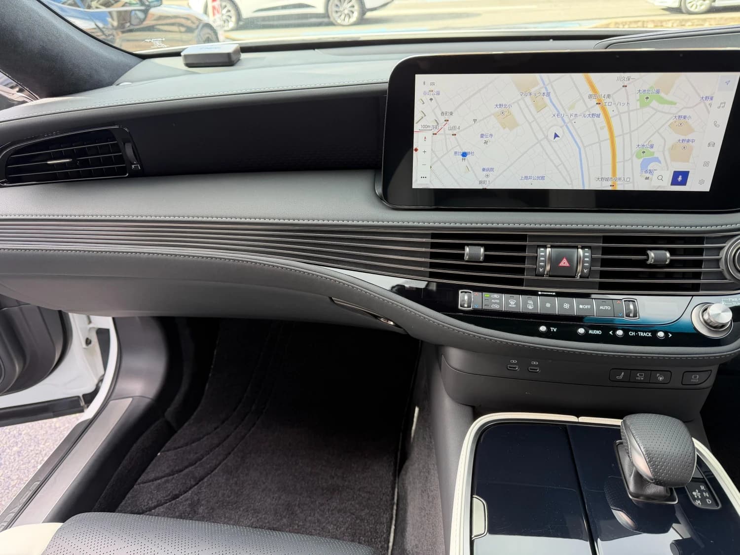 Lexus LS 500h F Sport - фото 17