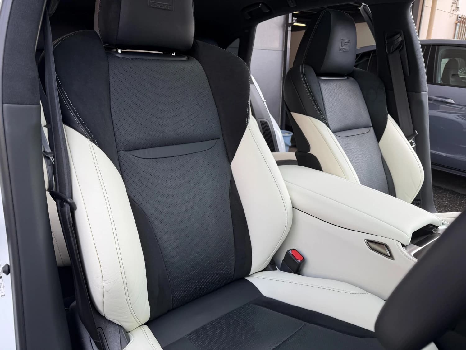 Lexus LS 500h F Sport - фото 22